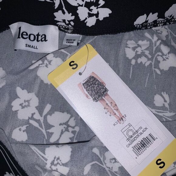 😊 3/$30 
NWT •Leota• skirt black&white floral design, Sz S, non-wrinkle stretch - Picture 5 of 9